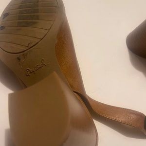 Women size 6 heels- very cute